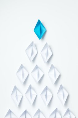 Kağıt gemi ile resimli liderlik kavramı