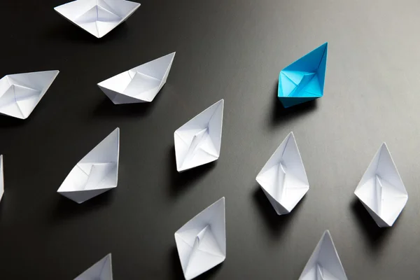 Concepto de liderazgo ilustrado con buques de papel — Foto de Stock