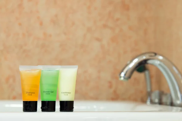 Zeep en shampoo in de badkamer — Stockfoto