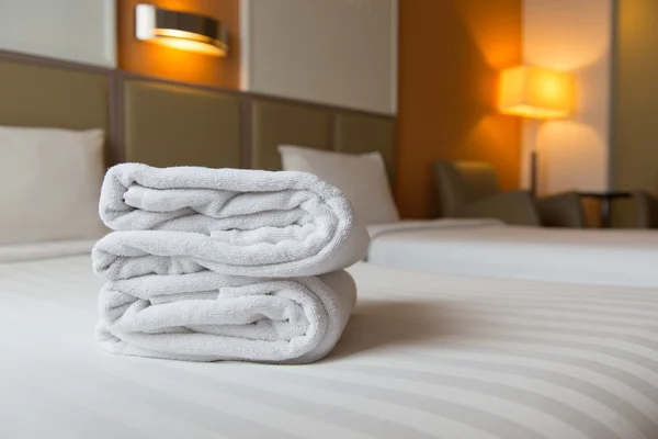 Lüks otel yatak odası — Stok fotoğraf