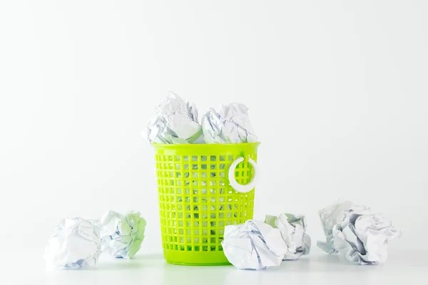 Papelera y bolas de papel arrugadas —  Fotos de Stock