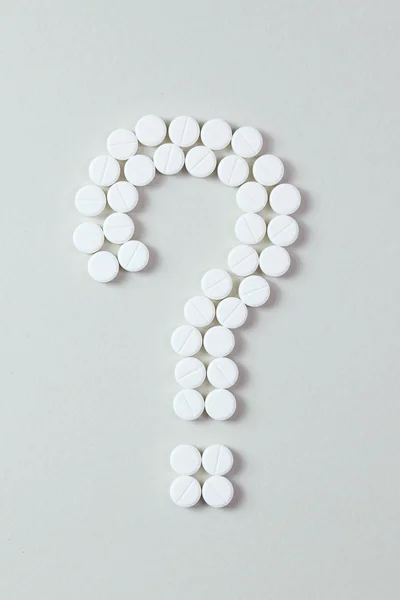 Bílé pilulky otazník — Stock fotografie