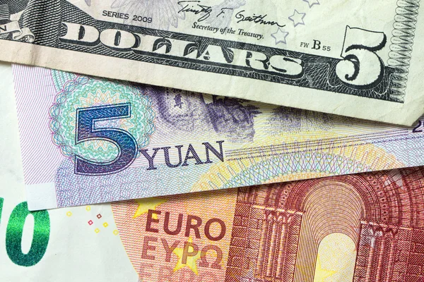Billetes en euros, yuanes chinos y dólares estadounidenses —  Fotos de Stock