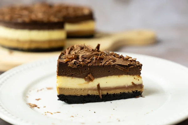 Camadas triplas de chocolate bolo de queijo assado — Fotografia de Stock