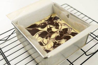 Cheesecake girdaplı brownie