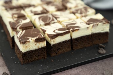 Cheesecake girdaplı brownie