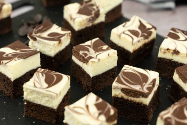 Cheesecake girdaplı brownie