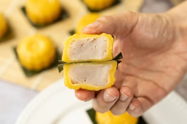 Sweet potato kueh with taro filling — Stock Photo, Image