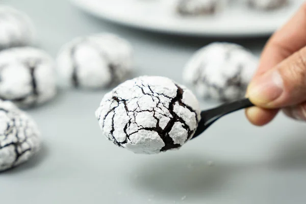 ช็อคโกแลต Crinkle คุกกี้ในน้ําตาลผง — ภาพถ่ายสต็อก