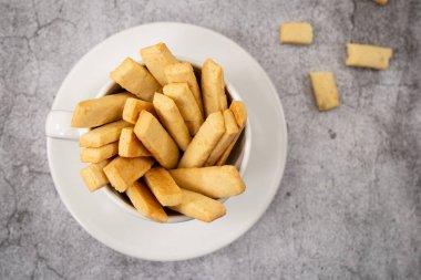 Parmesan peynirli kurabiye çubukları.