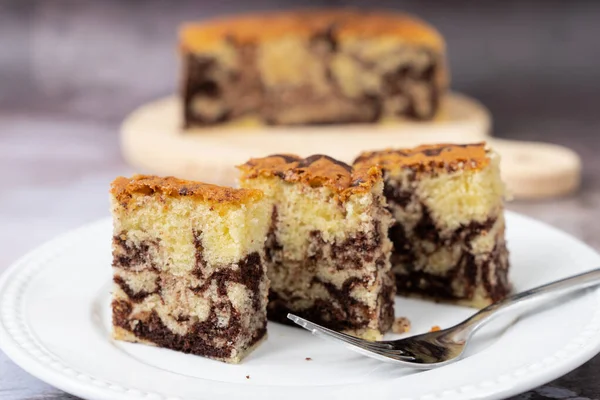 Мраморный шоколадный пирог — стоковое фото