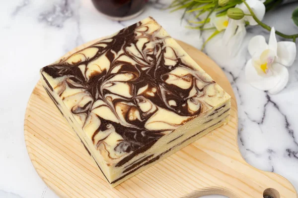 Buharda pişirilmiş mermer çikolatalı cheesecake — Stok fotoğraf