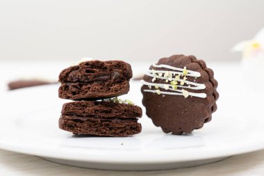 Dairesel çikolatalı sandviç bisküvisi.