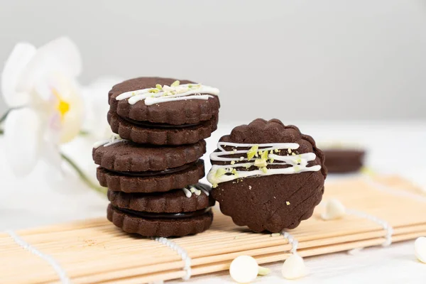 Biscoitos de sanduíche de chocolate circular — Fotografia de Stock