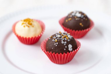 Koyu ve beyaz badem Londra kurabiyeleri