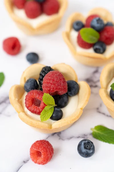 Mini crostata di formaggio alla crema di frutta — Foto Stock