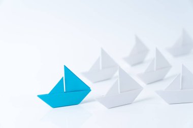 Mavi kağıt gemi kullanarak liderlik kavramsal