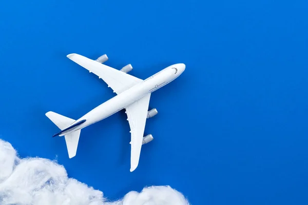 Модель коммерческого самолета с облаком — стоковое фото