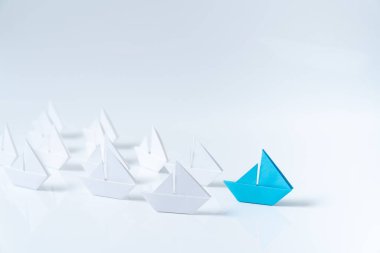 Mavi kağıt gemi kullanarak liderlik kavramsal