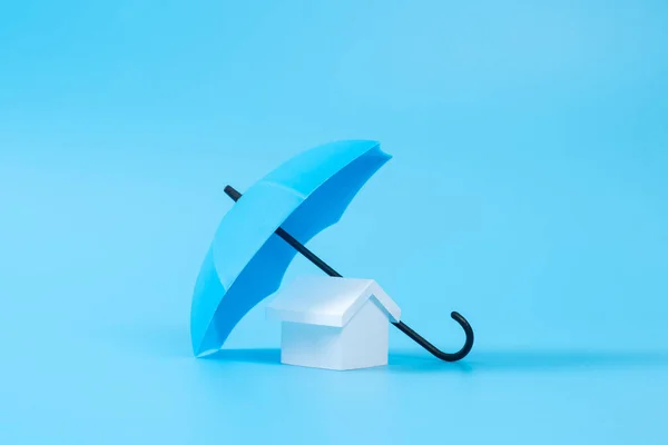 青い色の傘の下の家モデル — ストック写真