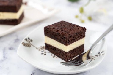 Ev yapımı üç katmanlı çikolatalı kek.