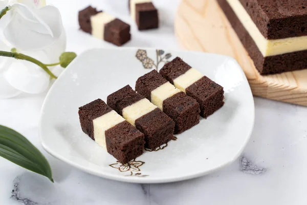 Домашний трехслойный шоколадный творожный торт — стоковое фото