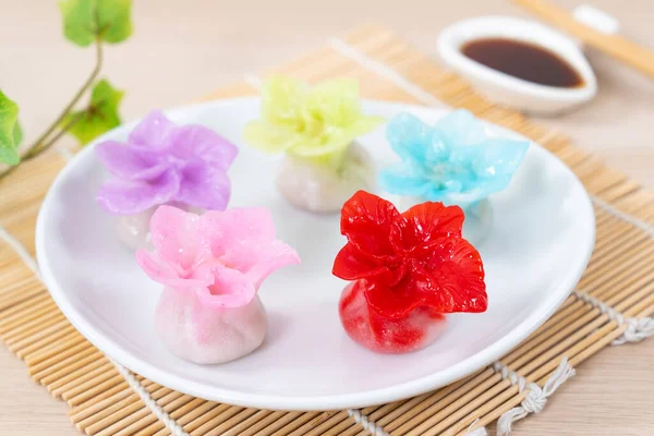 Bolinhos de flores coloridos de estilo chinês ou dim sum — Fotografia de Stock
