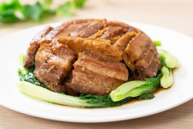 Kızarmış domuz eti ve yeşil sebzeli tatlı patates.