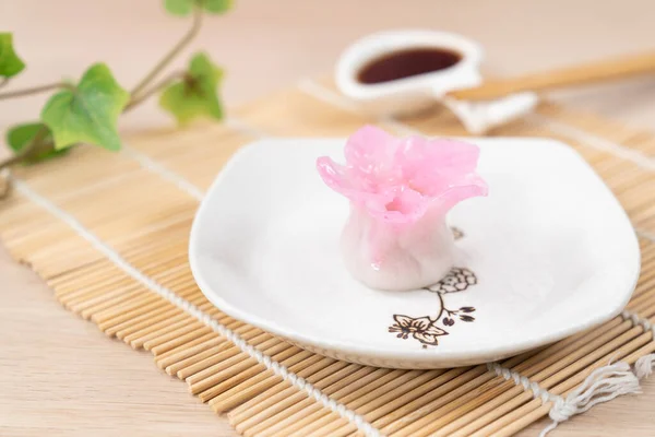 Bolinho chinês cor-de-rosa flor ou dim sum — Fotografia de Stock