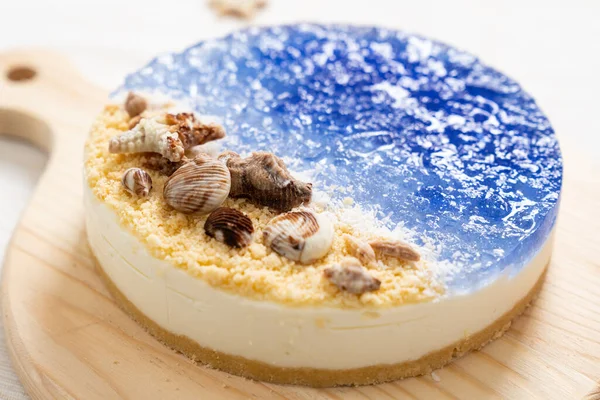 Não assado oceano bolo de queijo azul com conchas de chocolate decoração — Fotografia de Stock