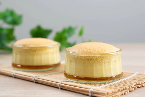 Karamel pudding cake in glazen schaal — Stockfoto