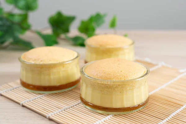 Bolo de pudim de creme de caramelo em tigela de vidro — Fotografia de Stock