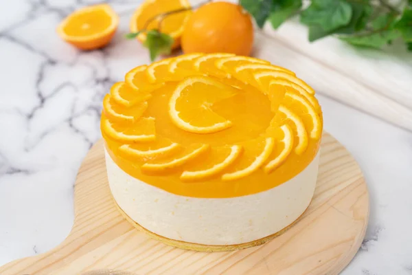 Pas de gâteau au fromage orange cuit avec décoration d'oranges fraîches — Photo