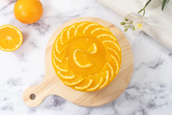 Δεν ψημένο κέικ πορτοκαλιού τυρί με φρέσκα πορτοκάλια διακόσμηση — Φωτογραφία Αρχείου