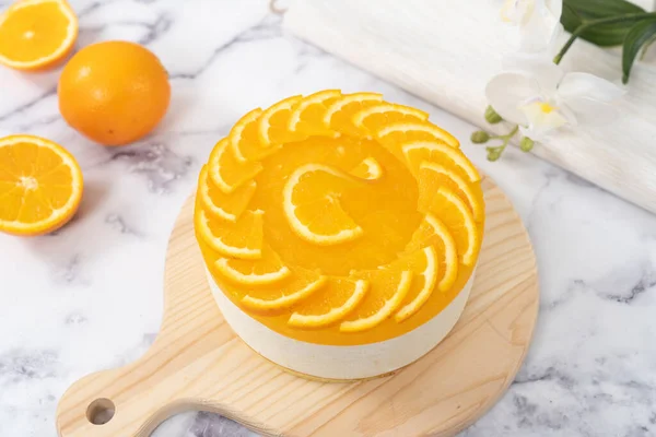 Pas de gâteau au fromage orange cuit avec décoration d'oranges fraîches — Photo