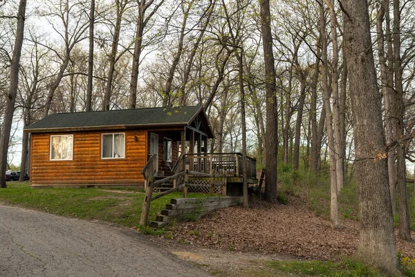 Houten hut bij landelijk vallandschap — Stockfoto