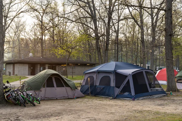Camping et tentes sur le terrain de camping au printemps — Photo