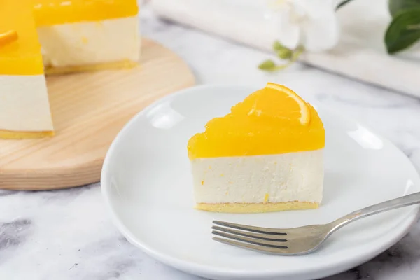 No baked orange cheese cake with fresh oranges decoration — Stock Photo, Image