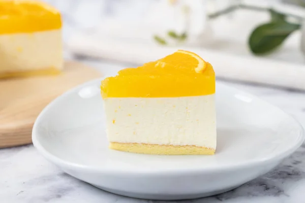 No baked orange cheese cake with fresh oranges decoration — Stock Photo, Image