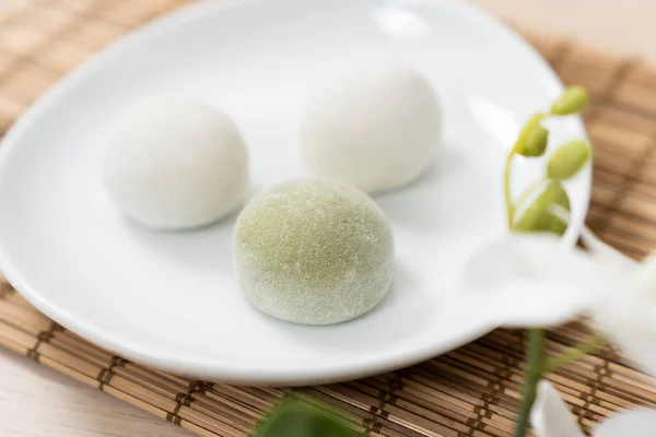 Matcha japońska i oryginalny deser mochi lub daifuku — Zdjęcie stockowe