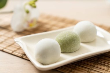 Japon kibriti ve orjinal mochi veya daifuku tatlısı.