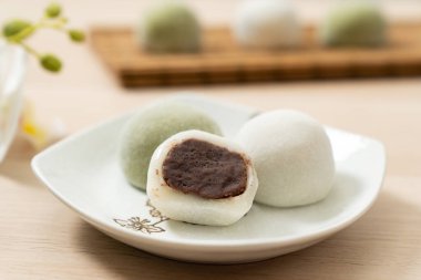 Japon kibriti ve orjinal mochi veya daifuku tatlısı.