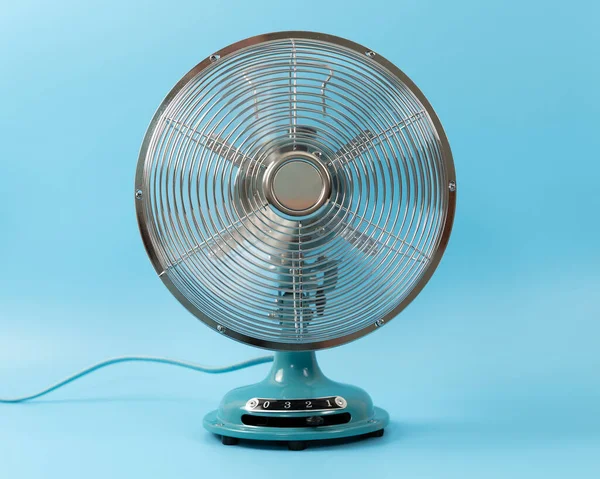 Vintage tafelblad ventilator geïsoleerd op een blauwe achtergrond — Stockfoto