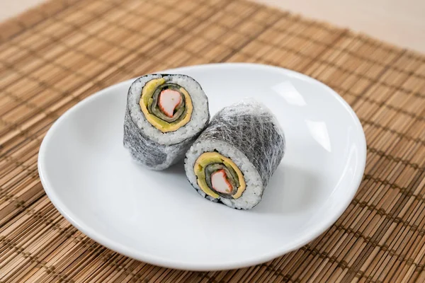 Sushi-Kimbap-Wraps im koreanischen und japanischen Stil — Stockfoto