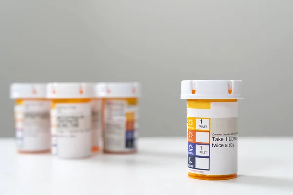 Concept de bouteille de pilule orange pour les soins de santé et la médecine — Photo