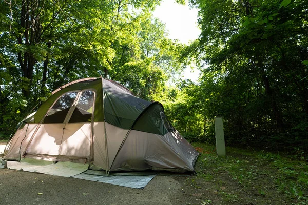 Camping tent on the campground in the spring — Φωτογραφία Αρχείου