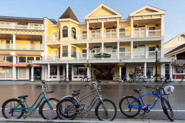 Mackinac island Michigan row of bicycles in front of main street hotel — Stock Photo, Image