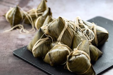 Ejderha tekneleri festivali için Çin pirinçli börek zong zi.