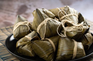 Ejderha tekneleri festivali için Çin pirinçli börek zong zi.