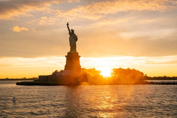 Frihetsgudinnan i New York under solnedgången — Stockfoto